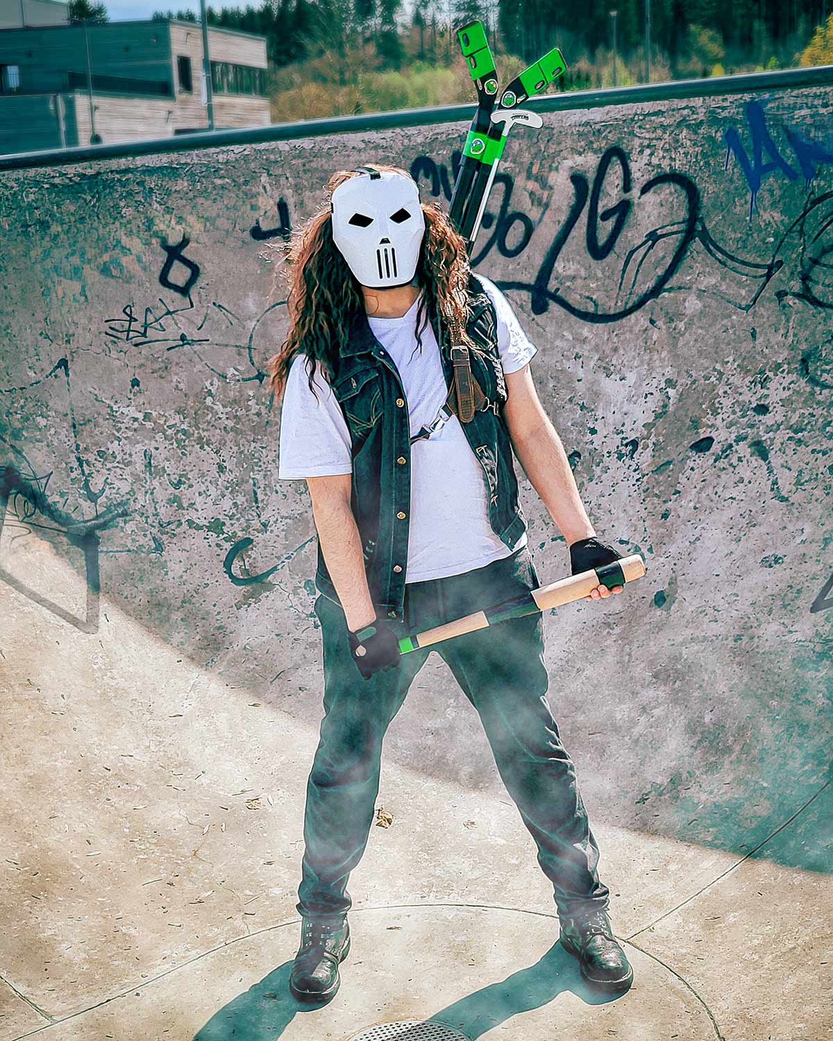 Ganzkörperaufnahme von Ujio im Casey Jones Cosplay