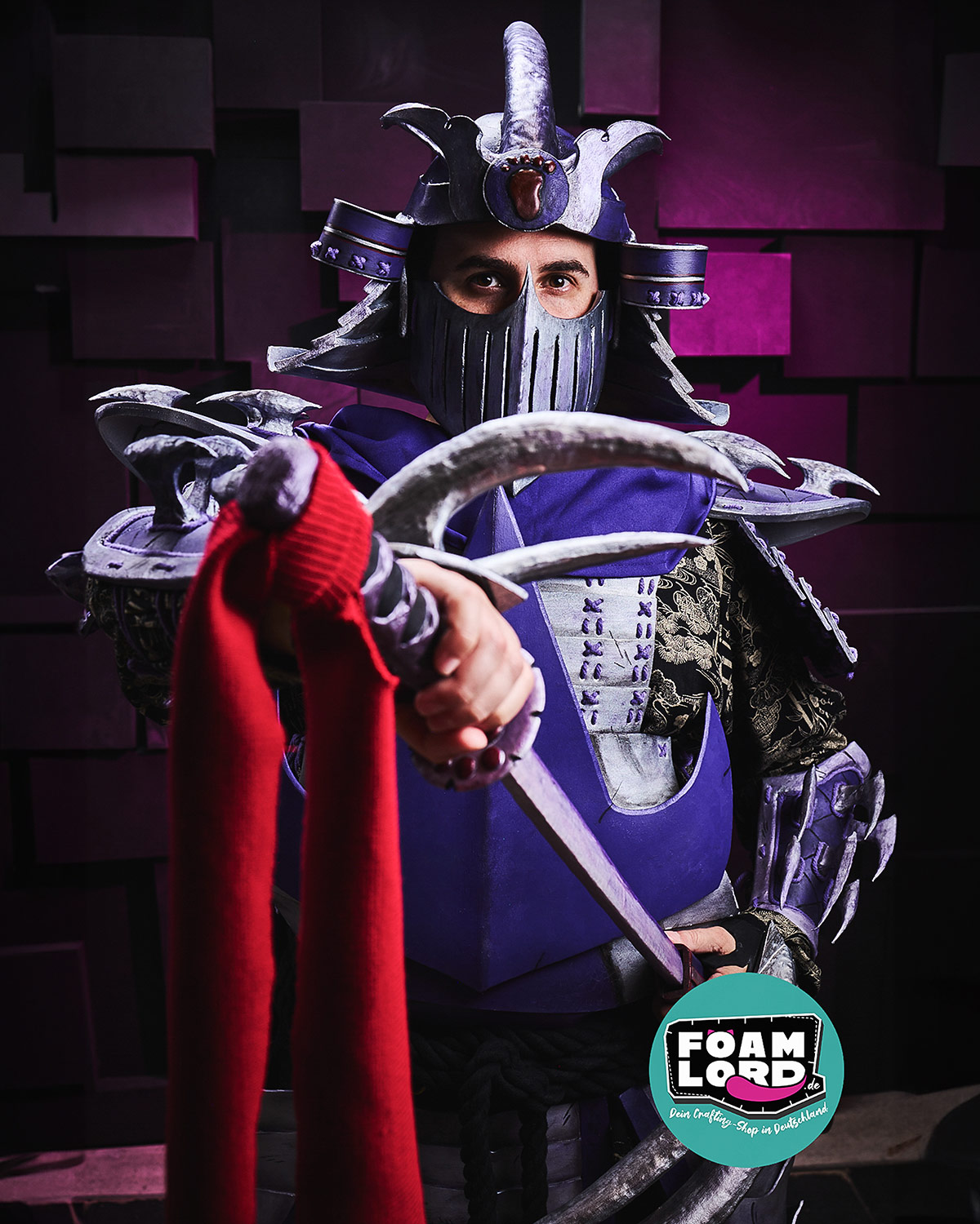 Samurai Shredder Cosplay in dramatischer Pose